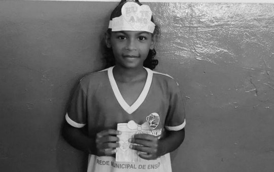 Menina de 7 anos morre após levar choque ao usar celular que estava carregando
