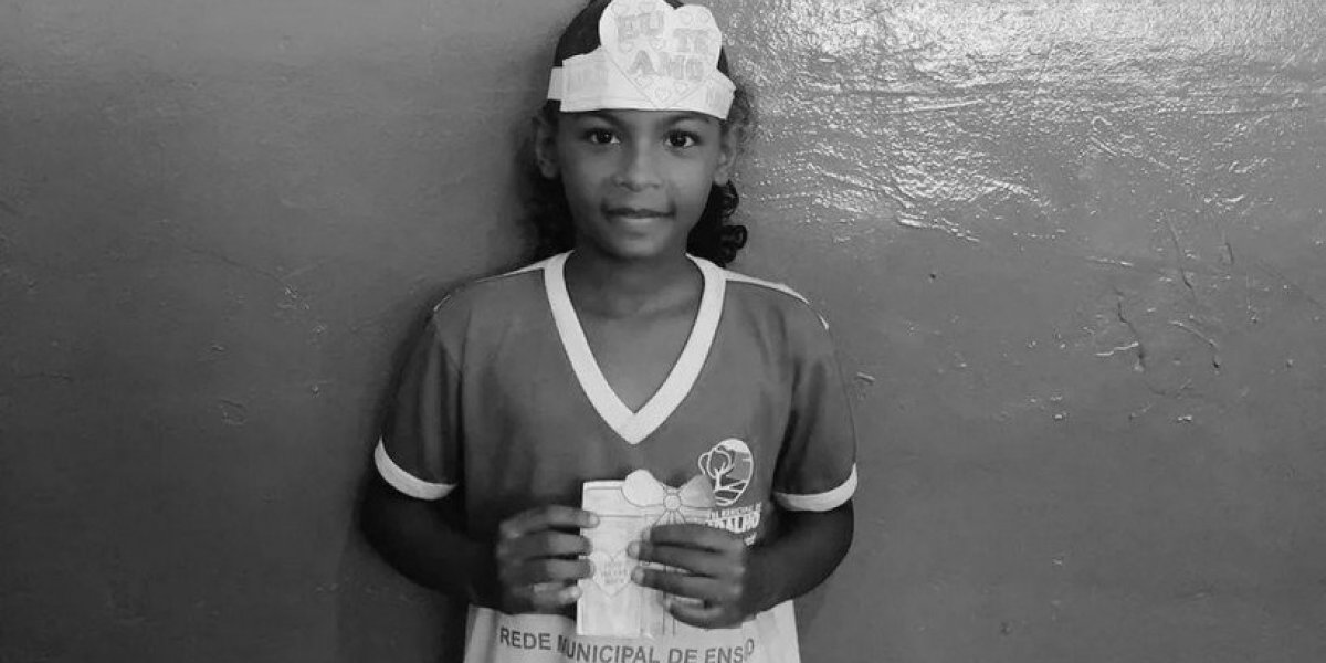 Menina de 7 anos morre após levar choque ao usar celular que estava carregando