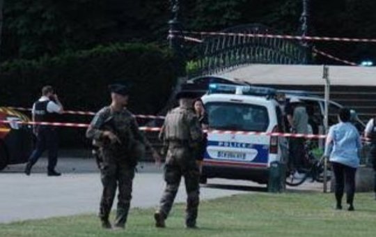 Quatro crianças e um adulto são  esfaqueados em um ataque na França