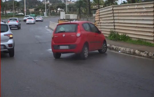 Suspeito rouba carro e abandona na Avenida Orlando Gomes após colisão