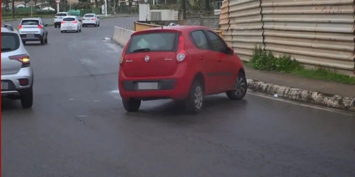 Suspeito rouba carro e abandona na Avenida Orlando Gomes após colisão