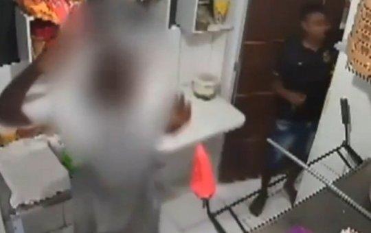 Pizzaria é assaltada por dois homens com facas em Itinga