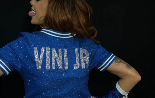 Na Champions League, Anitta lança nova música e faz homenagem a Vini Jr.