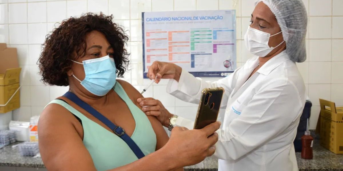 Salvador retoma vacinação contra Covid-19 e gripe nesta segunda-feira