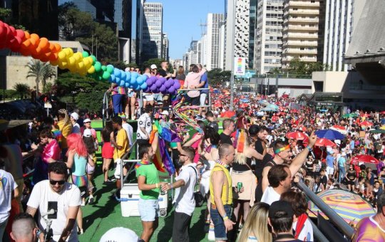 Parada LGBT une luta por políticas e festa na Avenida Paulista
