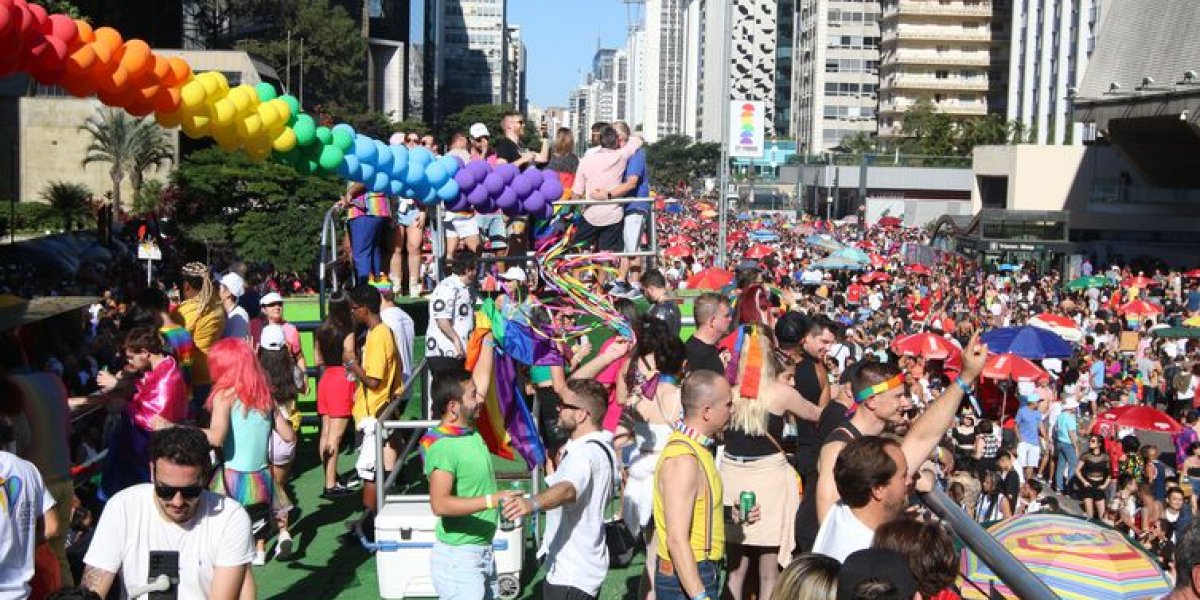 Parada LGBT une luta por políticas e festa na Avenida Paulista