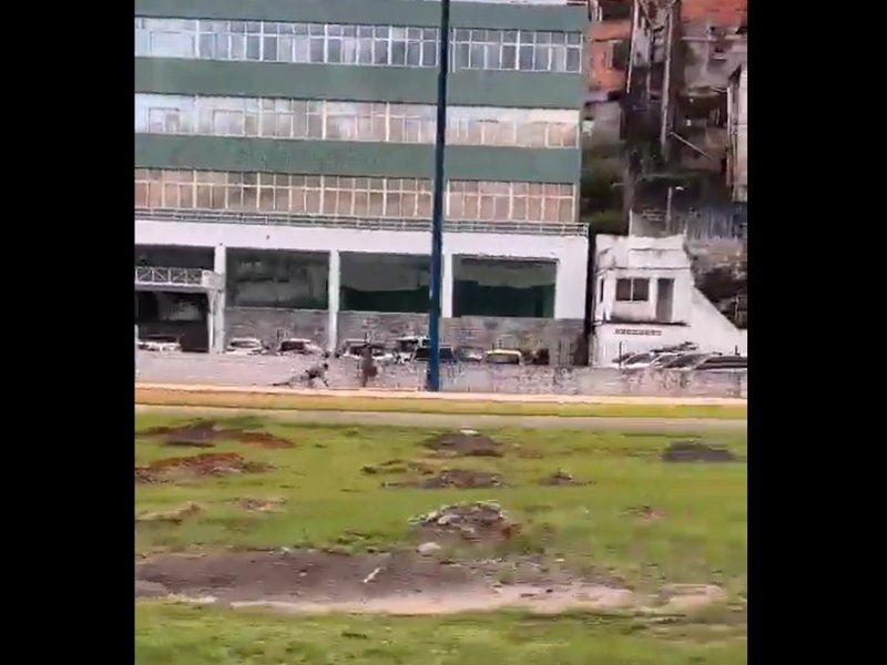 Vídeo: PM cai ao correr para perseguir suspeito na Avenida Bonocô, em Salvador