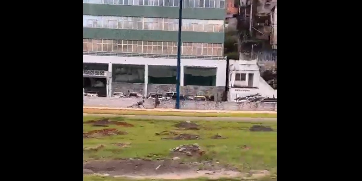 Vídeo: PM cai ao correr para perseguir suspeito na Avenida Bonocô, em Salvador