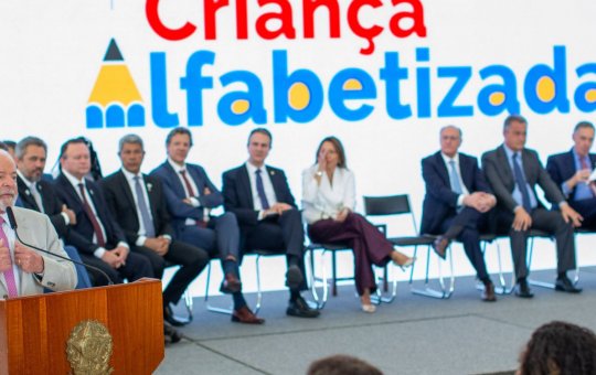 Lula sanciona lei que prevê alfabetização de crianças brasileiras na idade certa