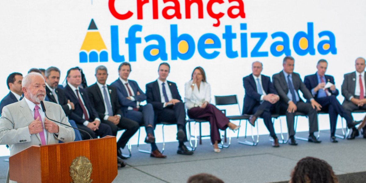 Lula sanciona lei que prevê alfabetização de crianças brasileiras na idade certa