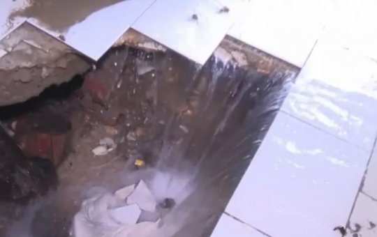 Adutora rompe e água invade casas em Itabuna