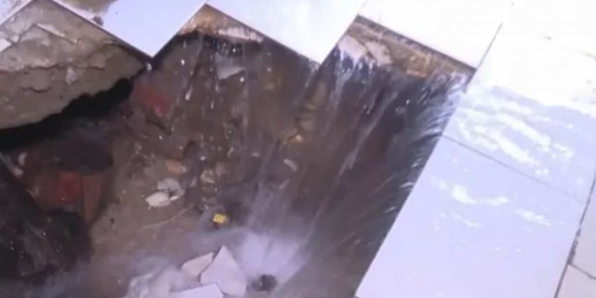 Adutora rompe e água invade casas em Itabuna