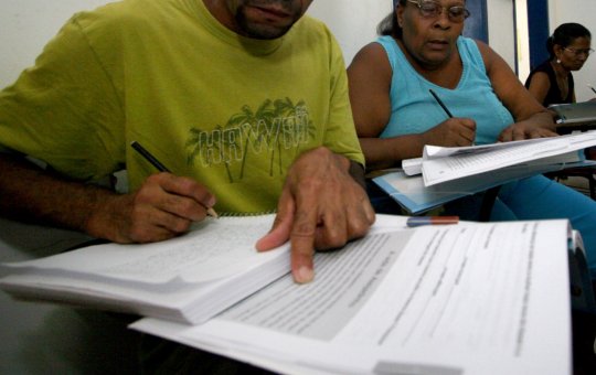 Bahia avança no combate ao analfabetismo com menor taxa do Nordeste, diz gestão