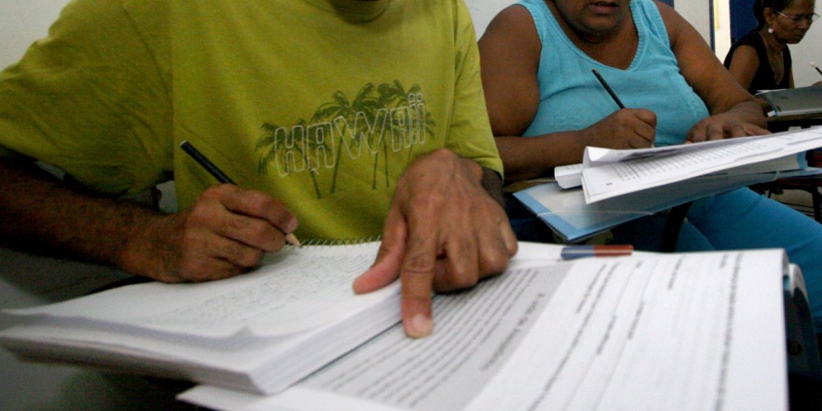 Bahia avança no combate ao analfabetismo com menor taxa do Nordeste, diz gestão