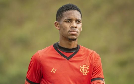 Fábio Mota abre portas para o retorno do lateral-esquerdo Pedrinho ao Vitória