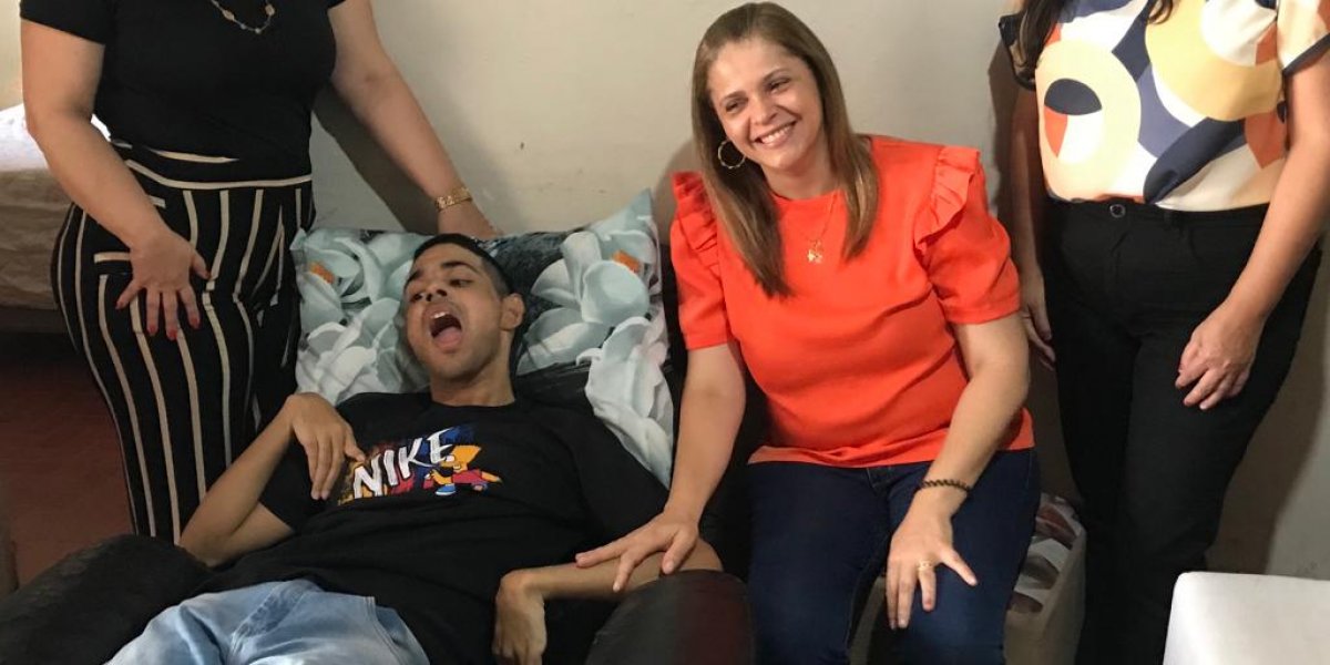 Deam faz festa surpresa para jovem que queria conhecer 'salvadoras' da mãe