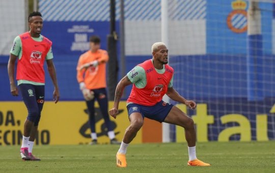 Joelinton treina no time titular do Brasil; Veiga e Ayrton Lucas são testados