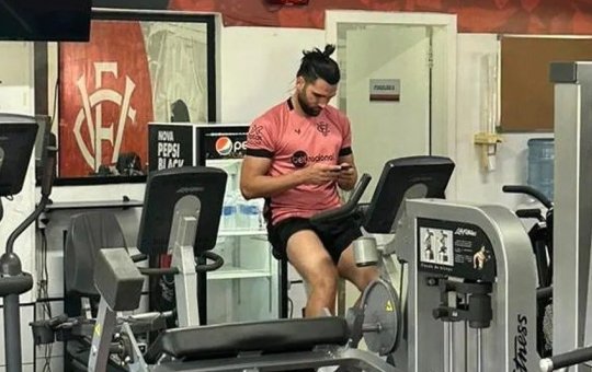 Após cirurgia para tratar câncer, Léo Gamalho volta a treinar pelo Vitória