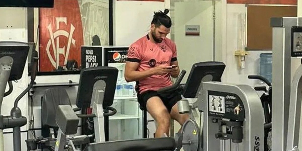 Após cirurgia para tratar câncer, Léo Gamalho volta a treinar pelo Vitória