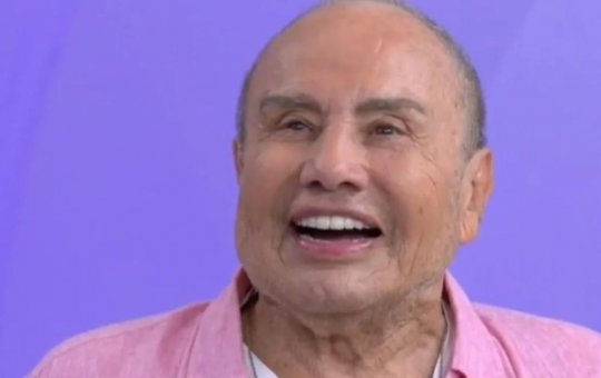 Stênio Garcia aparece com 'rosto renovado' após procedimento estético