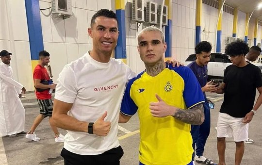 Jogador de futsal encontra Cristiano Ronaldo e tatua autógrafo do craque