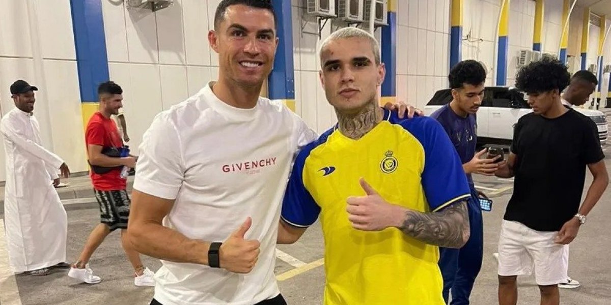 Jogador de futsal encontra Cristiano Ronaldo e tatua autógrafo do craque
