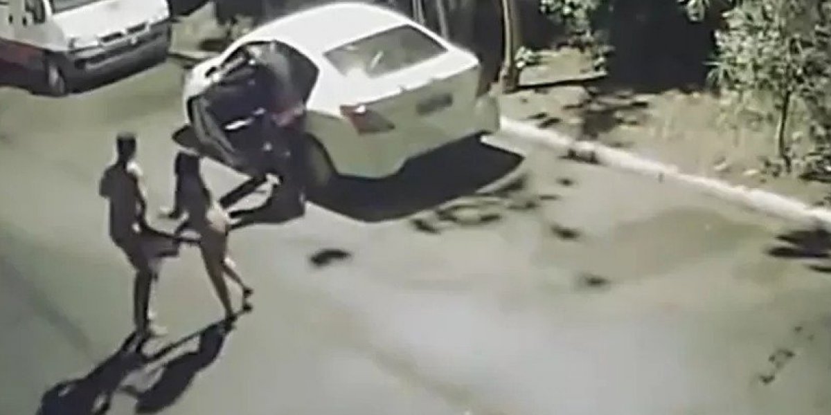 Casal que namorava em carro é assaltado e acaba nu no meio da rua em BH