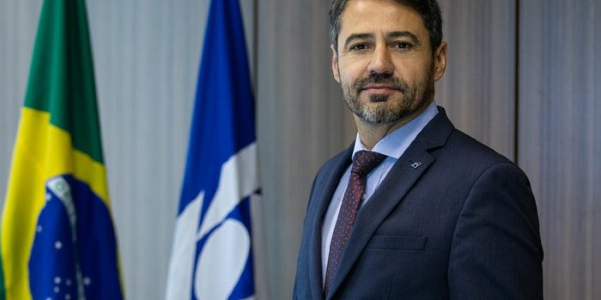 Após ajudar no caso das joias, ex-chefe da Receita Federal é exonerado