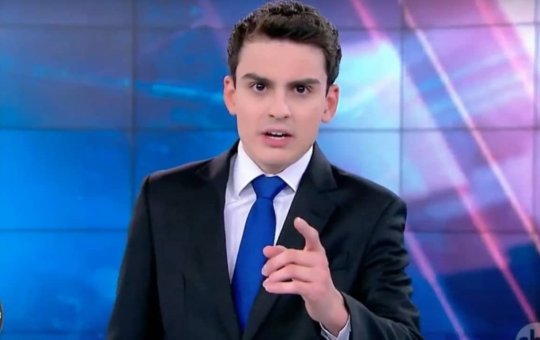 Dudu Camargo teria feito xixi em lixeira do camarim, afirma ex-colega de SBT