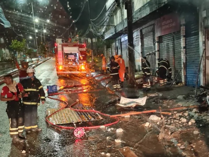Incêndio destrói loja de autopeças na Avenida Suburbana, em Salvador