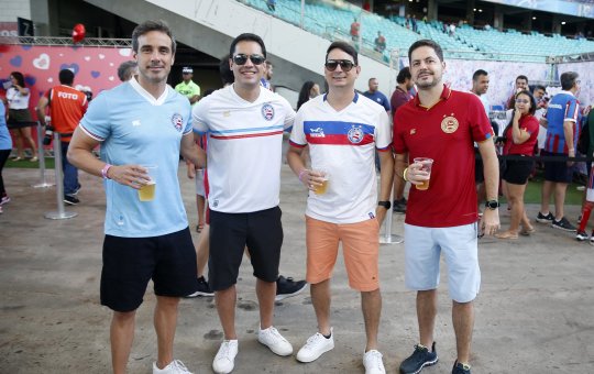 Torcida do Bahia é a que mais consome cerveja no Brasil, diz estudo