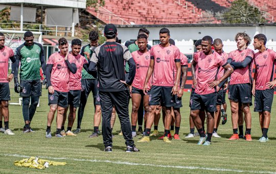 Vitória tem manhã de trabalhos técnicos e jogos com campo reduzido