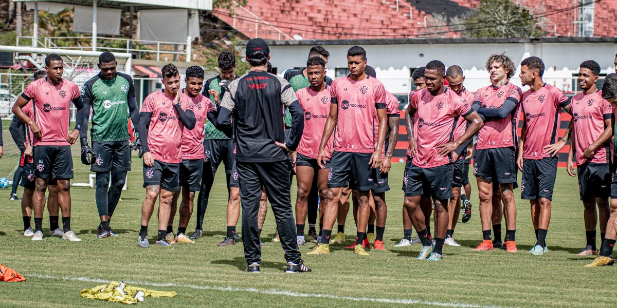 Vitória tem manhã de trabalhos técnicos e jogos com campo reduzido