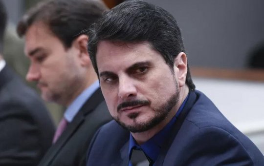 Alvo da polícia, senador Marcos do Val tem conta suspensa do Twitter