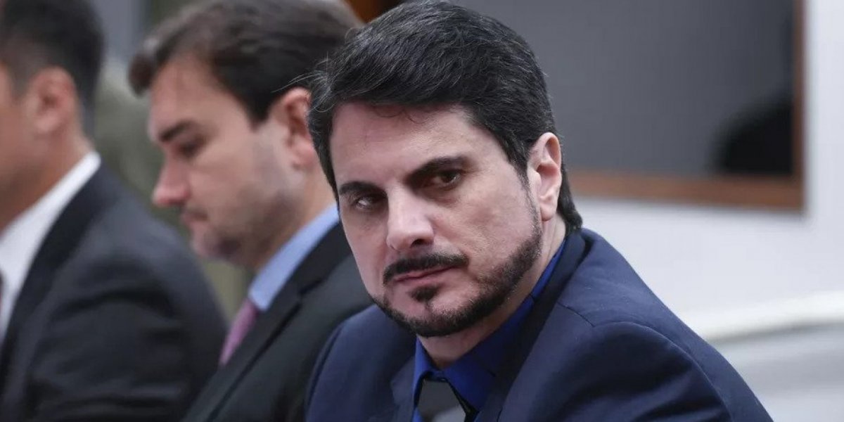 Alvo da polícia, senador Marcos do Val tem conta suspensa do Twitter