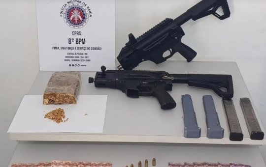 Polícia apreende submetralhadoras e drogas durante blitz no extremo sul da Bahia