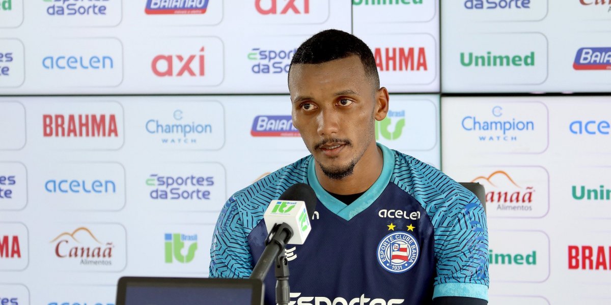Rezende elogia Acevedo e se coloca à disposição para atuar na lateral-esquerda