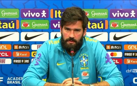 Alisson machuca dedo em treino da Seleção e vira dúvida para amistoso