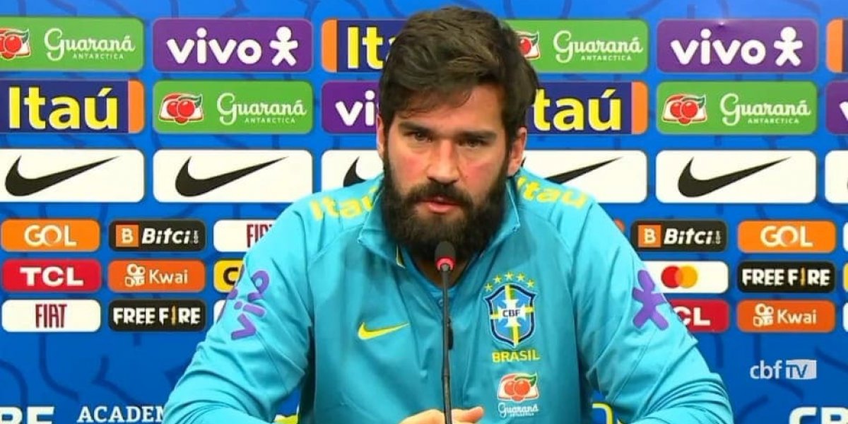 Alisson machuca dedo em treino da Seleção e vira dúvida para amistoso