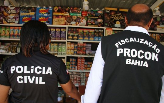 Polícia Civil apreende produtos vencidos em feira de fogos em Salvador