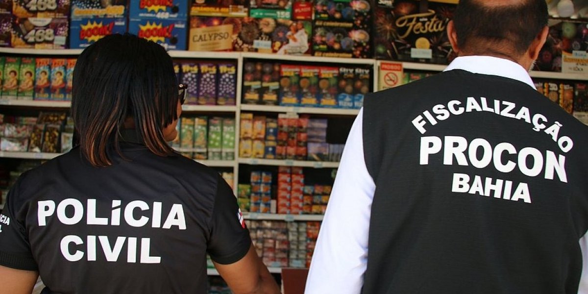 Polícia Civil apreende produtos vencidos em feira de fogos em Salvador