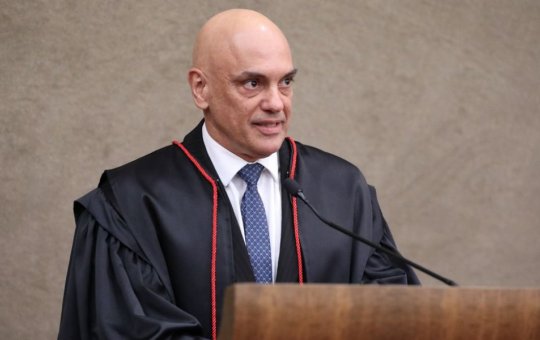 Moraes retira sigilo de mensagens encontradas em celular de Mauro Cid