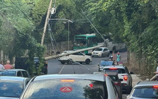 Mulher sofre mal súbito e bate em poste no Trobogy; acesso ficou bloqueado