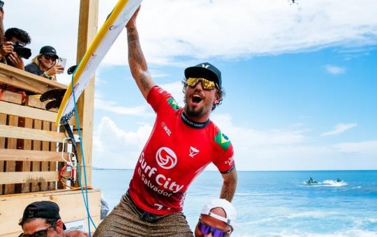 Filipe Toledo vence etapa de Punta Roca e se aproxima da liderança da WSL