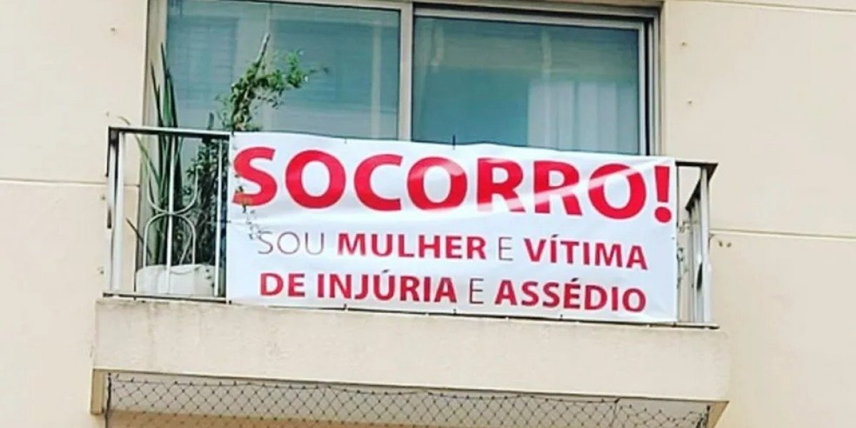 Mulher coloca faixa na sacada de casa para denunciar vizinho por assédio moral