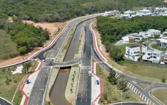 Carro cai em vala na Avenida 29 de Março após motorista perder controle de carro