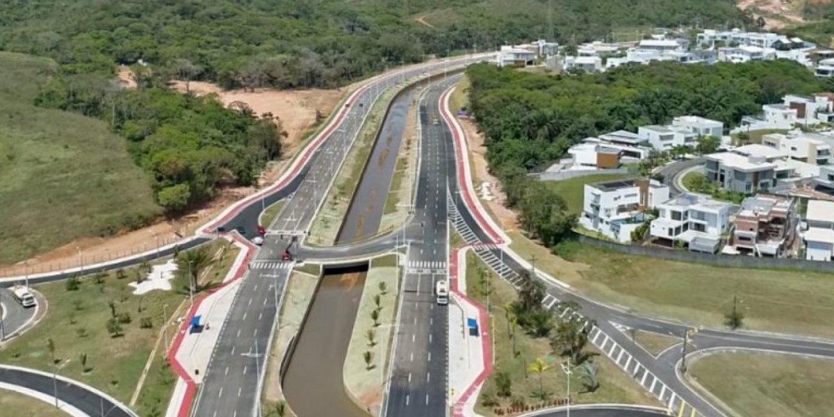 Carro cai em vala na Avenida 29 de Março após motorista perder controle de carro