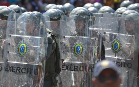 Lobby militar nos parlamentos fere democracia, alertam especialistas