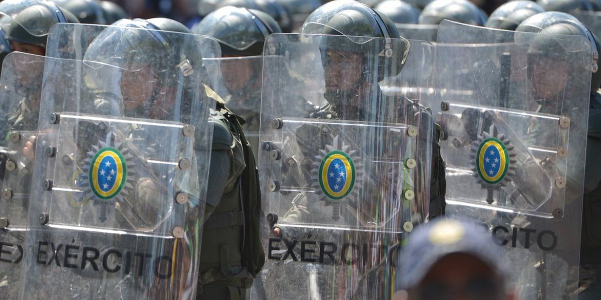 Lobby militar nos parlamentos fere democracia, alertam especialistas