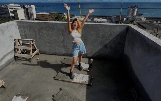 Fernanda Paes visita obra da sua casa em Salvador: 'Hoje tem sol nessa piscina'